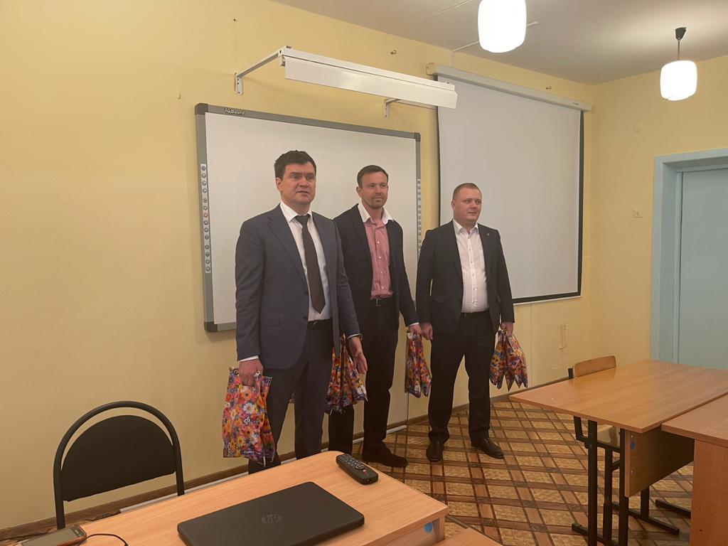 Алексей Чернов и Валерий Данилов поздравили с праздником воспитанников интерната